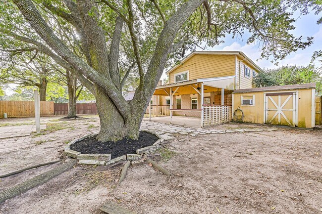 Building Photo - 222 Old Oaks St