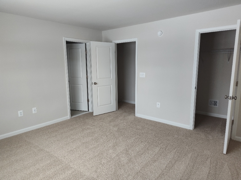 Building Photo - 409 Willowshire Ct