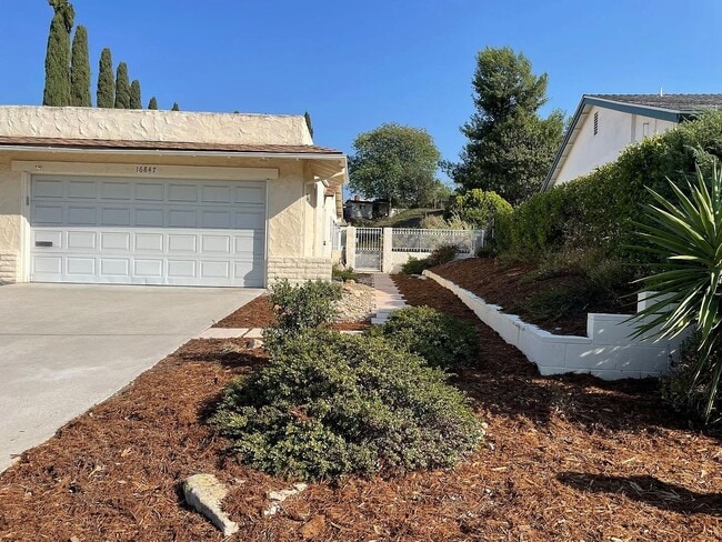 Building Photo - Beautiful 55+ home in the Seven Oaks Community!