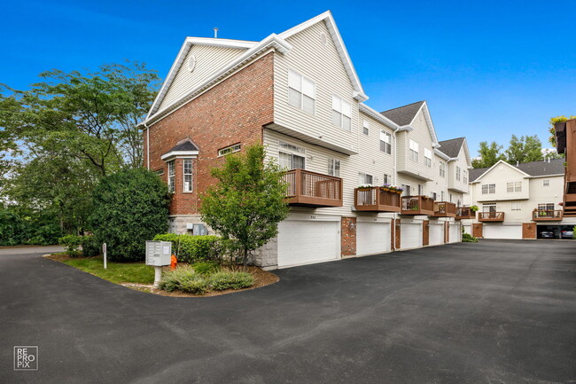 Building Photo - 940 Shandrew Dr