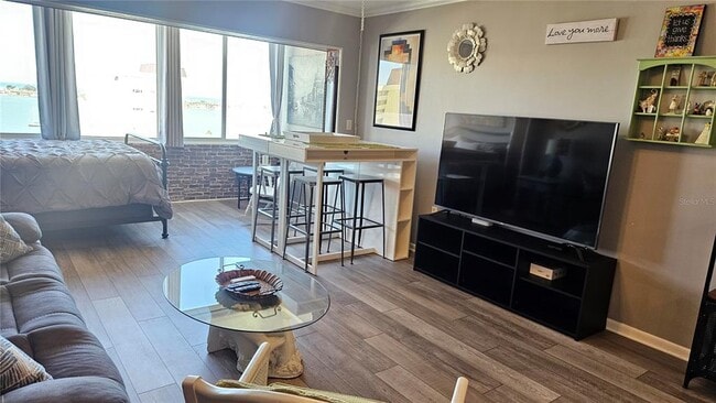 Building Photo - 4575 Cove Cir