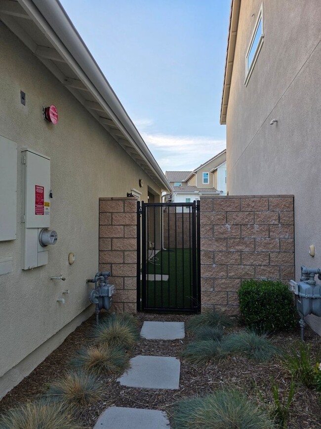 Building Photo - Modern 4BR Townhome in Fontana