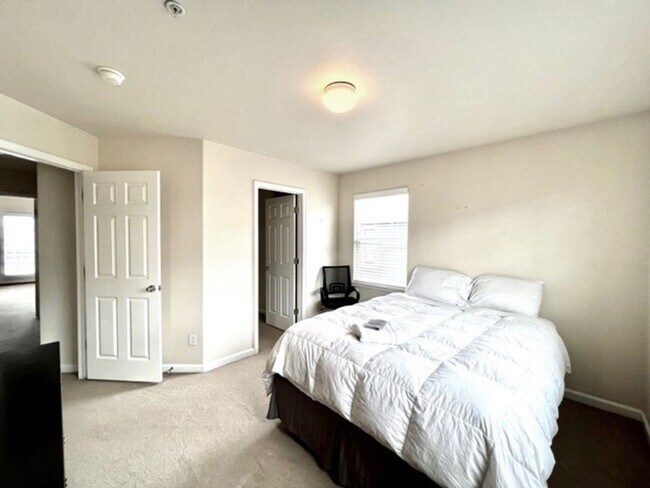 Building Photo - Downtown 3 Bedroom Townhome with 2 Car Garage