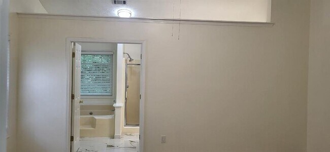 Building Photo - 2280 Chelmsford Ct