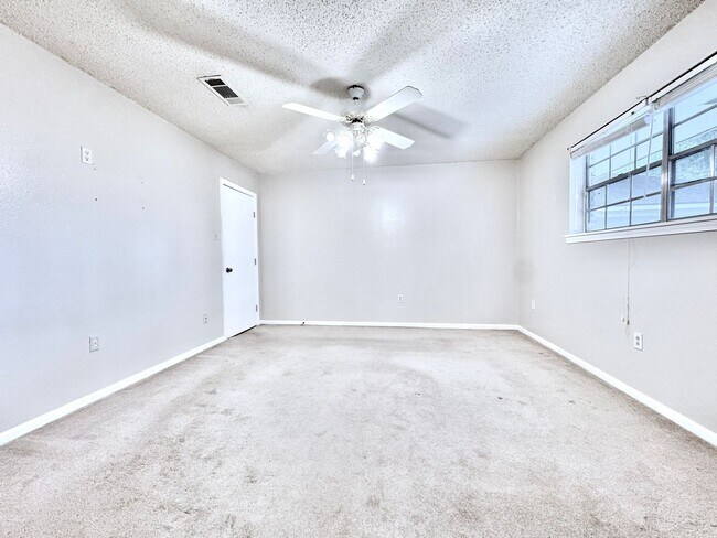 Building Photo - Beautiful Sherwood Oaks 3BR/2BA Home With Patio, Carport & Security Features!