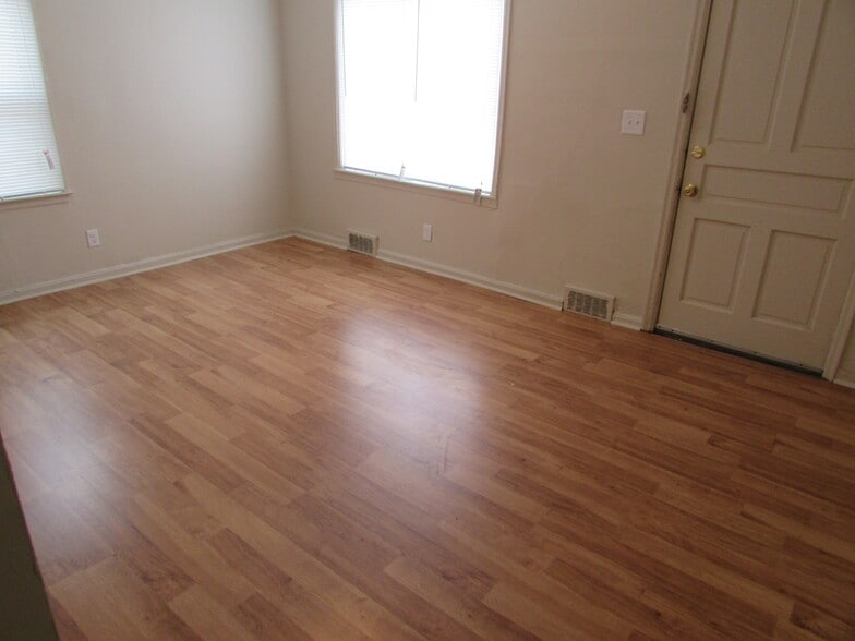 Building Photo - 2276 Hiawatha Park Dr