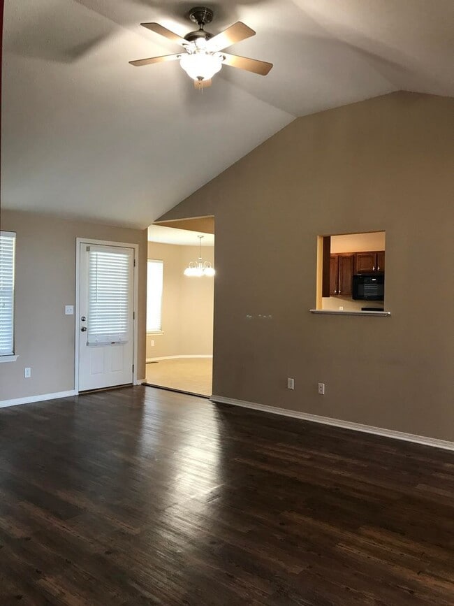 Building Photo - Executive Rental All Brick Home near South...