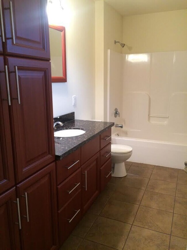 Building Photo - Fantastic 3-Bedroom, 2 3/4 bathroom Townho...