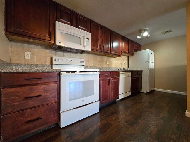 Building Photo - Beautiful 2-Bedroom First-Floor Condo in a Guard-Gated Community