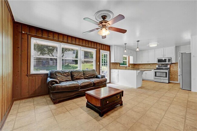Building Photo - 2127 Desmond Dr