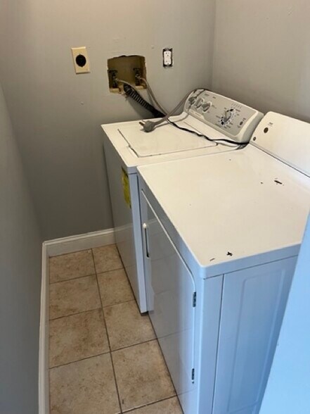 Building Photo - 386 Summer St