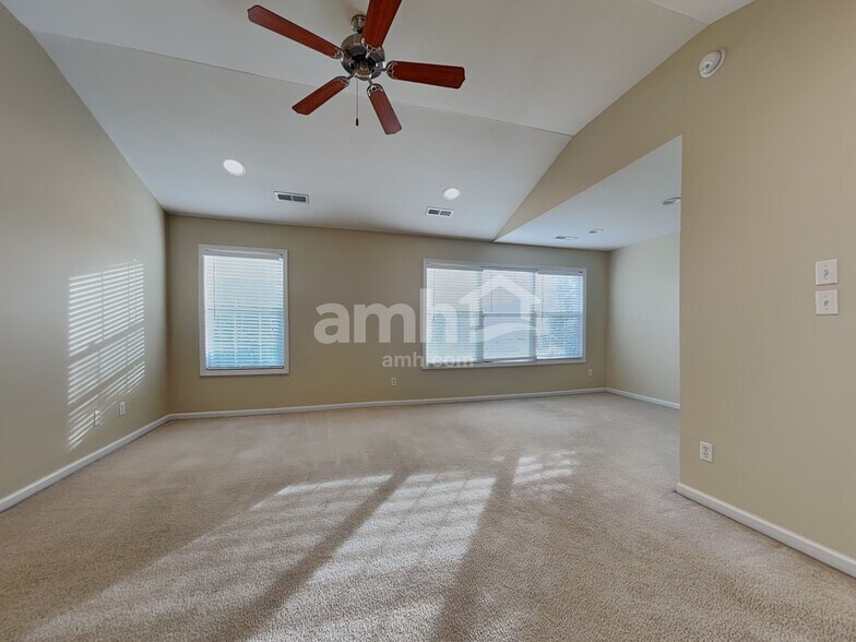 Building Photo - 1641 Silver Oak Ln