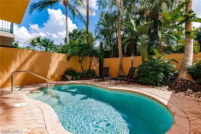 Building Photo - 572 11th Ave S