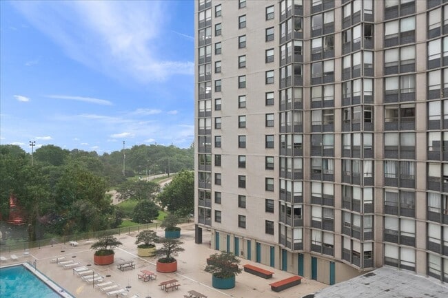 Building Photo - 5701 N Sheridan Rd