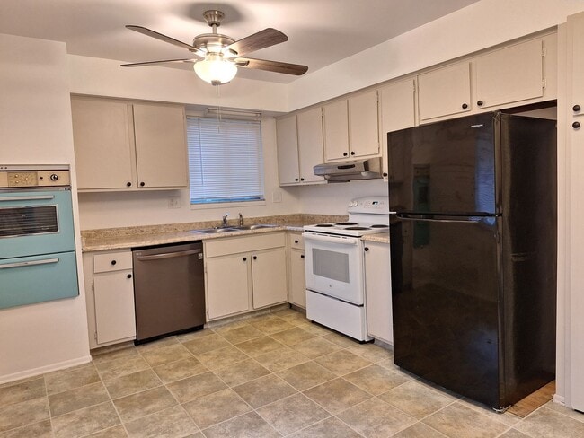 Building Photo - 3 bedroom home in Southfield with sprawlin...