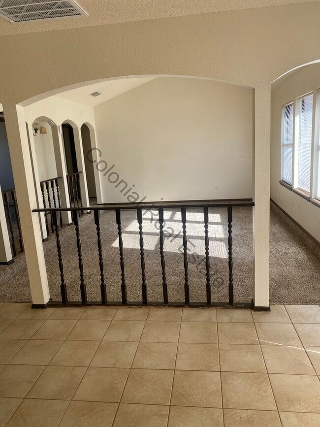 Building Photo - 3 Bed/2 Bath Home with Garage and Character!