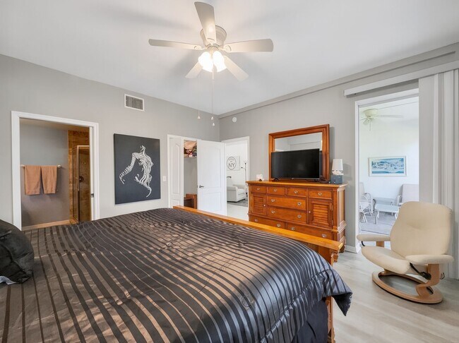 Building Photo - Beautifully furnished 2BR/2BA first-floor condo