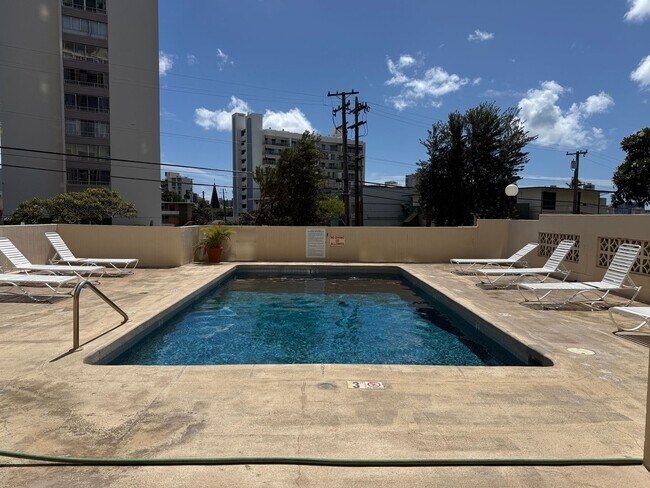 Building Photo - Remodeled 2 bedroom, 1 bath with assigned ...