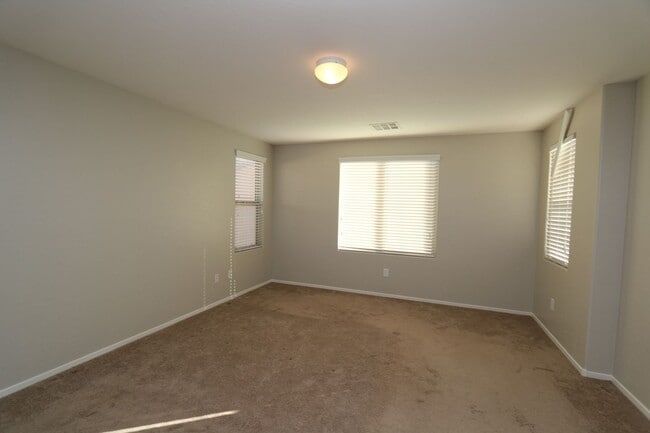 Building Photo - Beautiful 3 Bedroom Home in Southwest