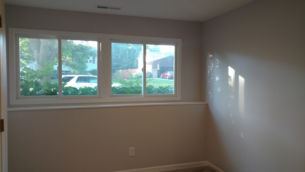 Building Photo - 1556 Hillview Rd