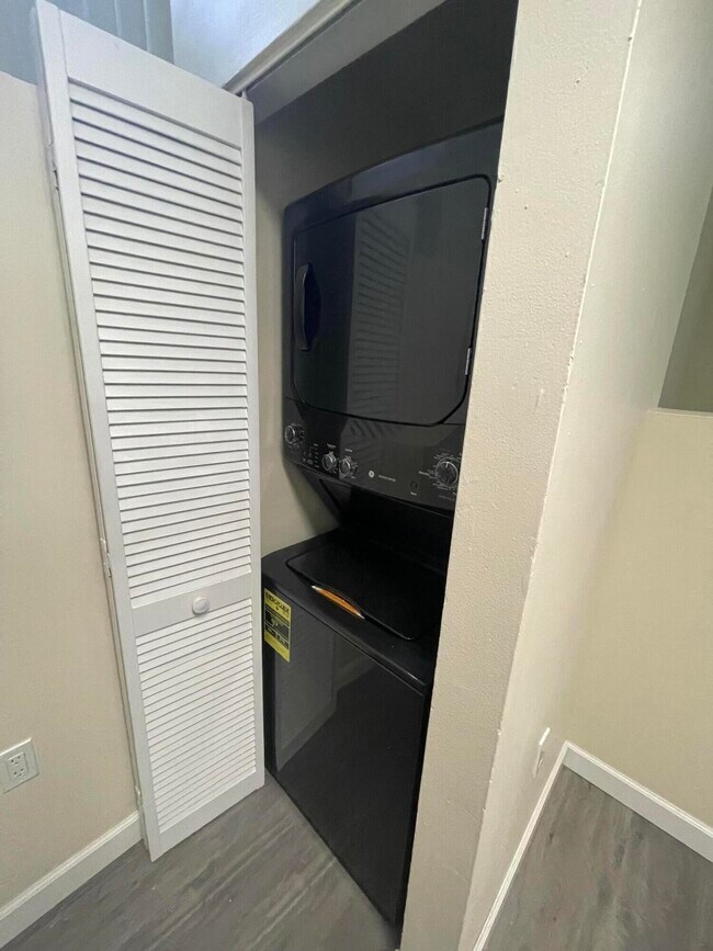 Building Photo - 3203 Glenmoor Dr