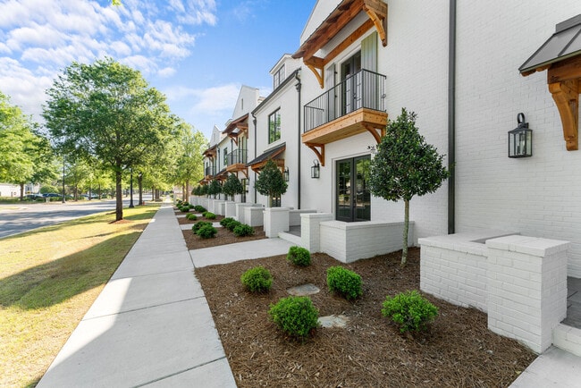 Building Photo - 2209 Paul W Bryant Dr
