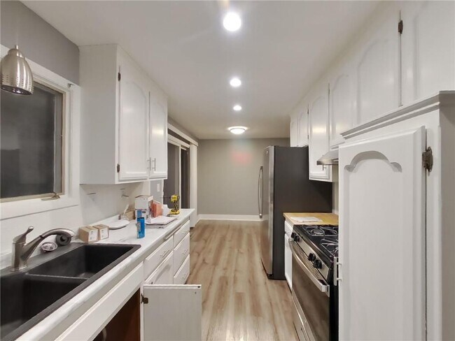 Building Photo - 820 Shenandoah Ln N