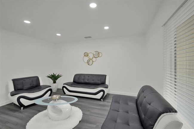 Building Photo - 1408 Fairfield Dr