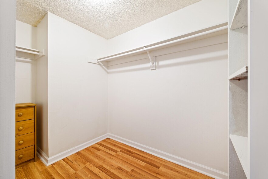 Building Photo - 1037 N Vista St