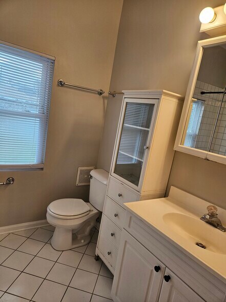 Building Photo - 3249 N Lakewood Ave