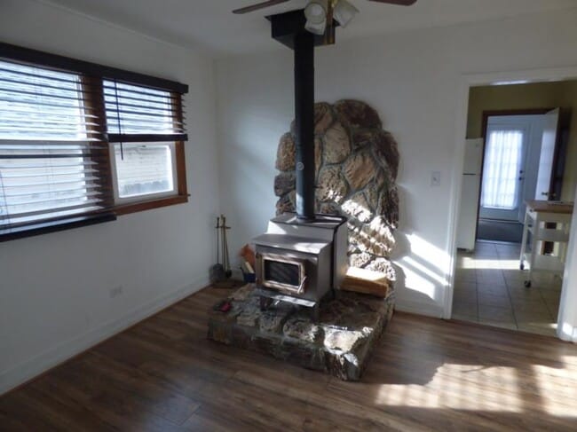 Building Photo - 2 Bedroom/1 Bath Cute House/Duplex