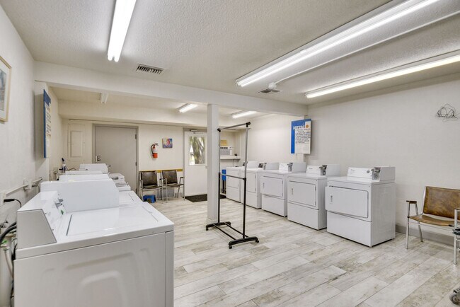 Building Photo - 3800 Saxon Dr