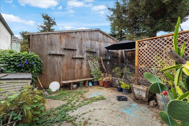 Building Photo - 2148 Santa Clara Ave