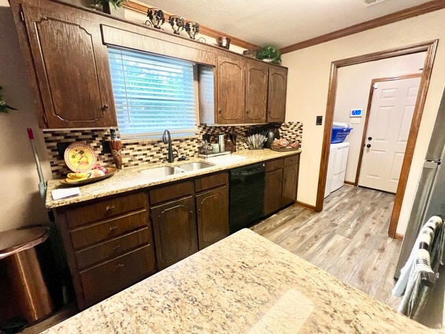 Building Photo - 6500 Lakewood Dr