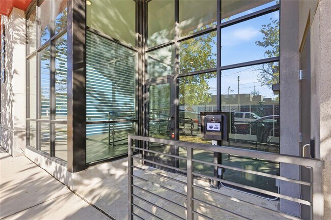 Building Photo - 2213 Poquito St