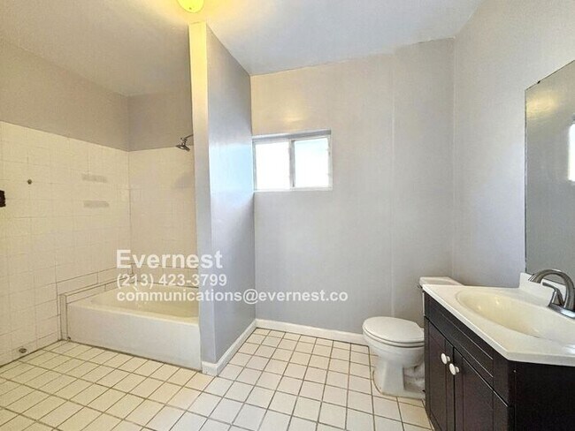 Building Photo - Charming 2-Bedroom Home with Garage and Ba...