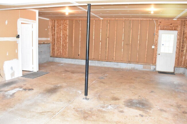 Building Photo - A Great South Stafford Location!