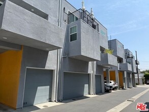 Building Photo - 2931 1/2 Denby Ave