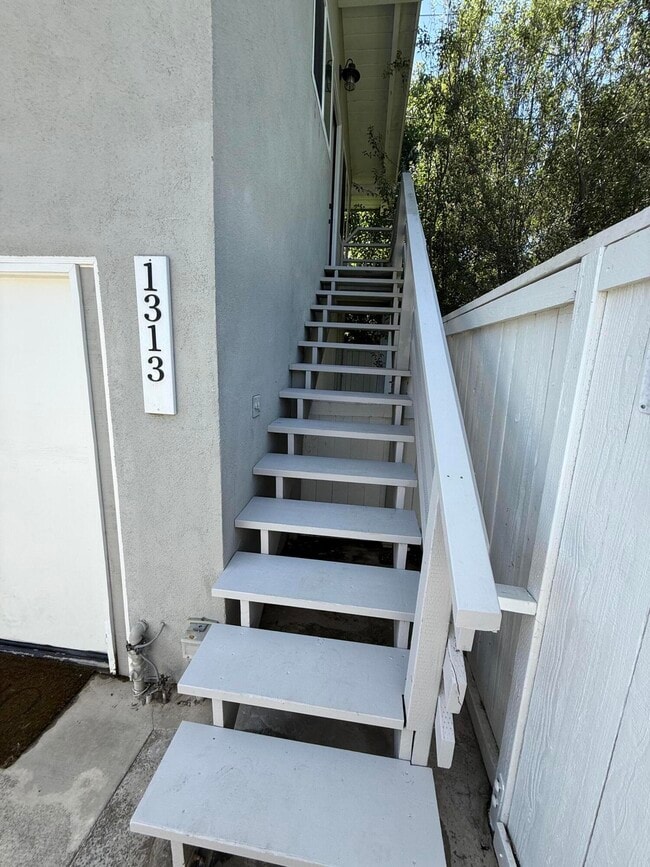 Building Photo - 1313 Cliff Dr