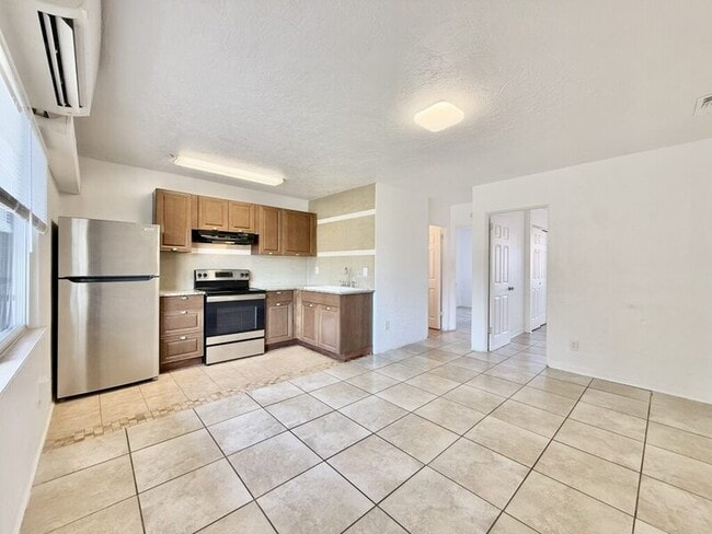 Building Photo - 551 N Ridgewood Ave