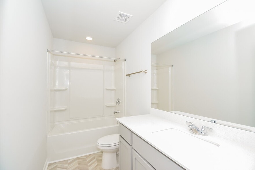 Building Photo - 622 Samuel