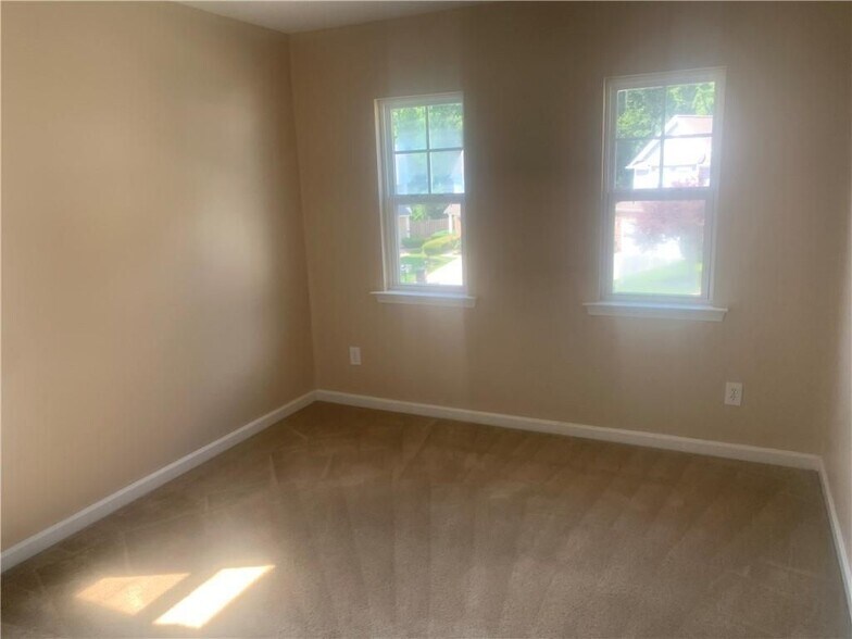 Building Photo - 121 Creekwood Tr
