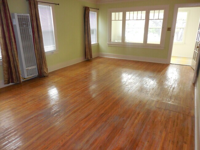 Building Photo - 601 W 48th St