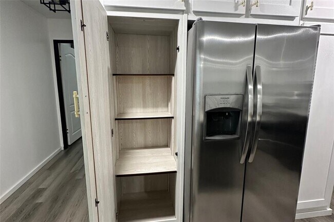 Building Photo - 1601 E Slaughter Ln