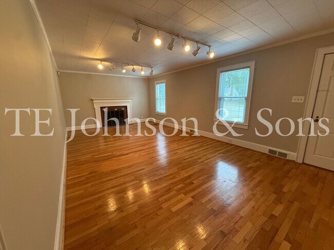 Building Photo - Spacious 3 Bedroom Home with Primary Suite on Main Level and 2-Car Carport
