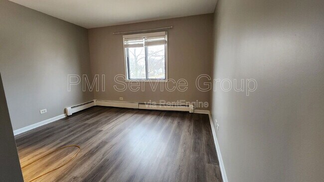 Building Photo - 400 Echo Ln