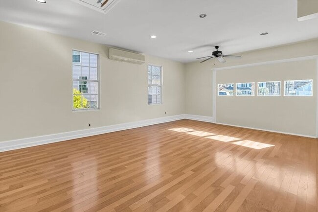 Building Photo - 121 Sully St