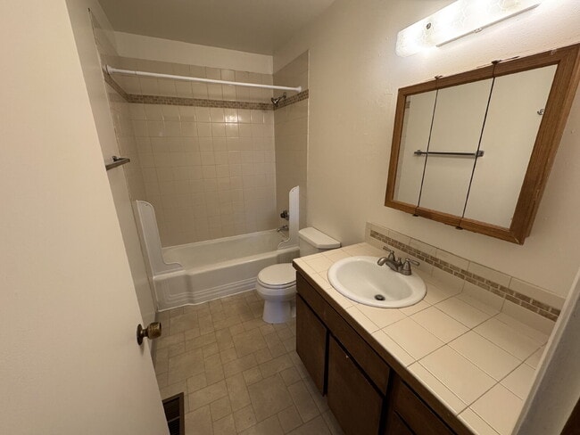 Building Photo - Milwaukie 2 Bedroom Duplex