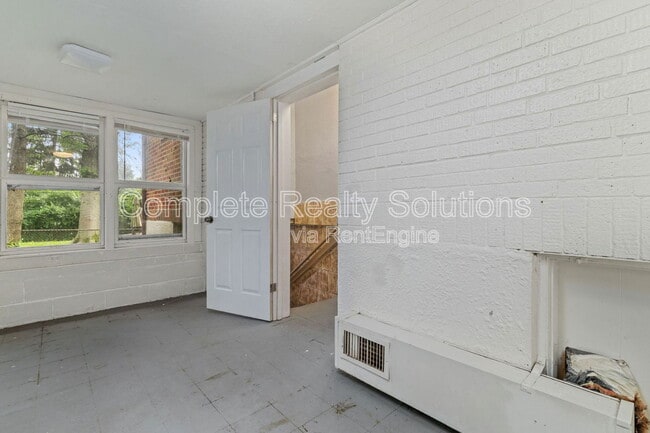 Building Photo - 916 January Ave
