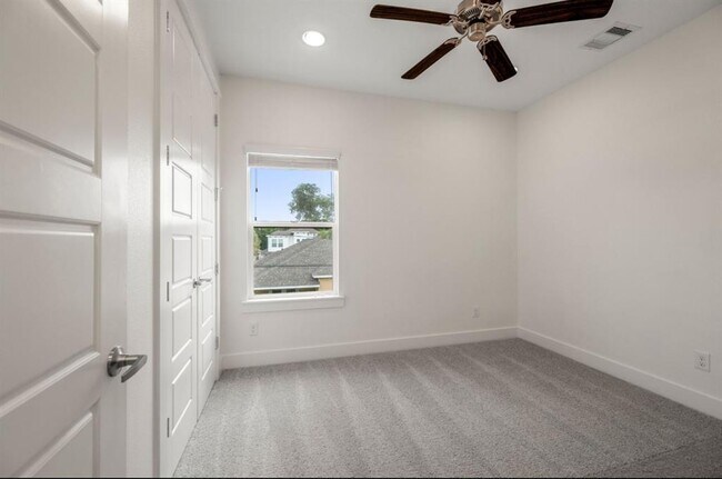 Building Photo - 406 Yale Oaks Ln